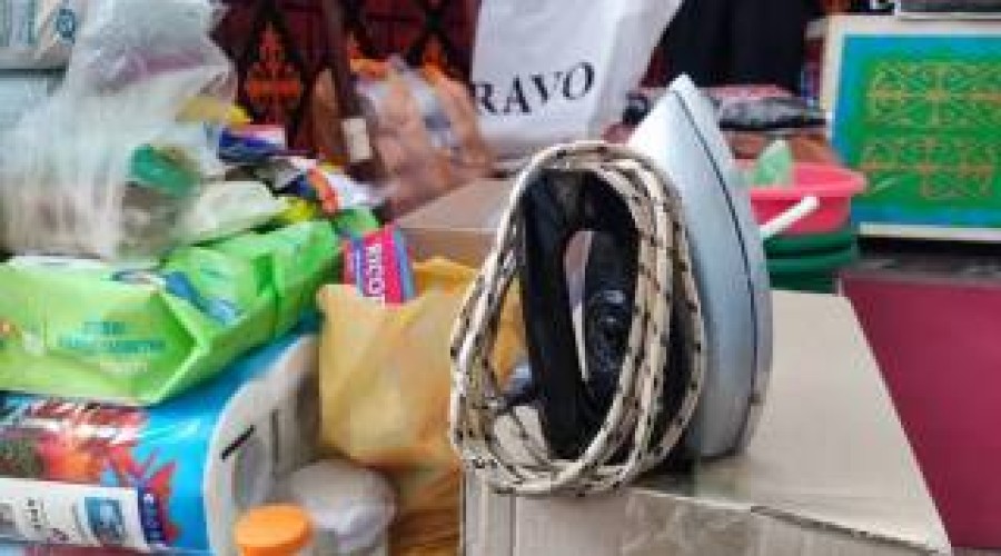 Козье молоко и шерстяные носки: как в Семее собирают гуманитарную помощь пострадавшим от паводка