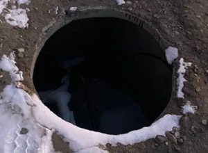 В городе Семей с прошлого года жители просят закрыть колодец