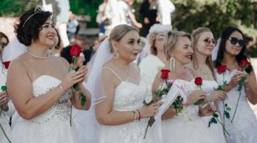 Флешмоб «Парад Невест» прошел в честь Дня города
