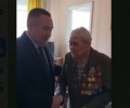 Аким города Нурбол Нурсагатов поздравил ветерана Великой Отечественной войны