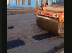 В Семее ведутся работы по ямочному ремонту дорожного покрытия