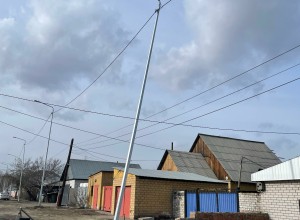В Семее упали столбы освещения