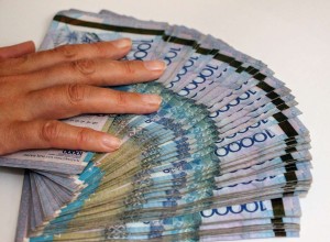 Уговорил дать взятку и украл деньги — жителя Семея осудили за мошенничество