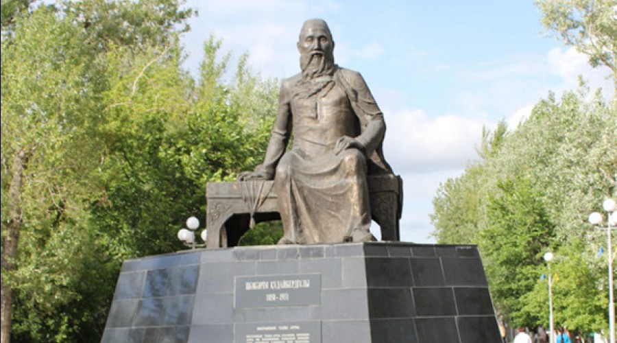 Памятник Шакариму Кудайбердиеву