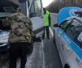 Полицейские области Абай помогают застрявшим водителям на трассе