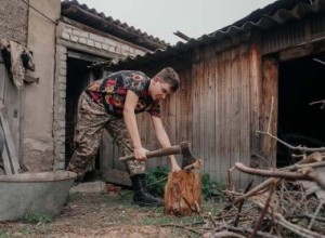 Неделя «Өнегелі ұрпақ»: студенты очистили двор одинокой пенсионерки