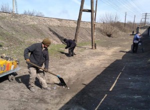 Мусор вдоль железной дороги начали убирать в Семее