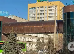 Нескользящее напольное покрытие появилось после жалоб горожан в надземке Семея