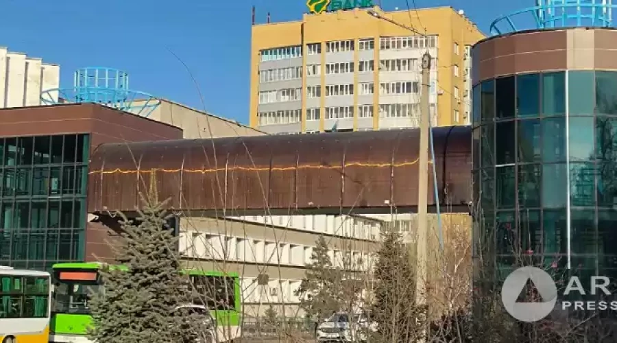 Нескользящее напольное покрытие появилось после жалоб горожан в надземке Семея