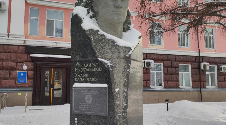 Памятник Кайрату Рыскулбекову