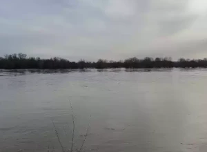 Угрозы подтопления жилым домам нет.