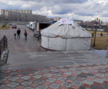 Для сбора гуманитарной помощи семейчане установили юрту